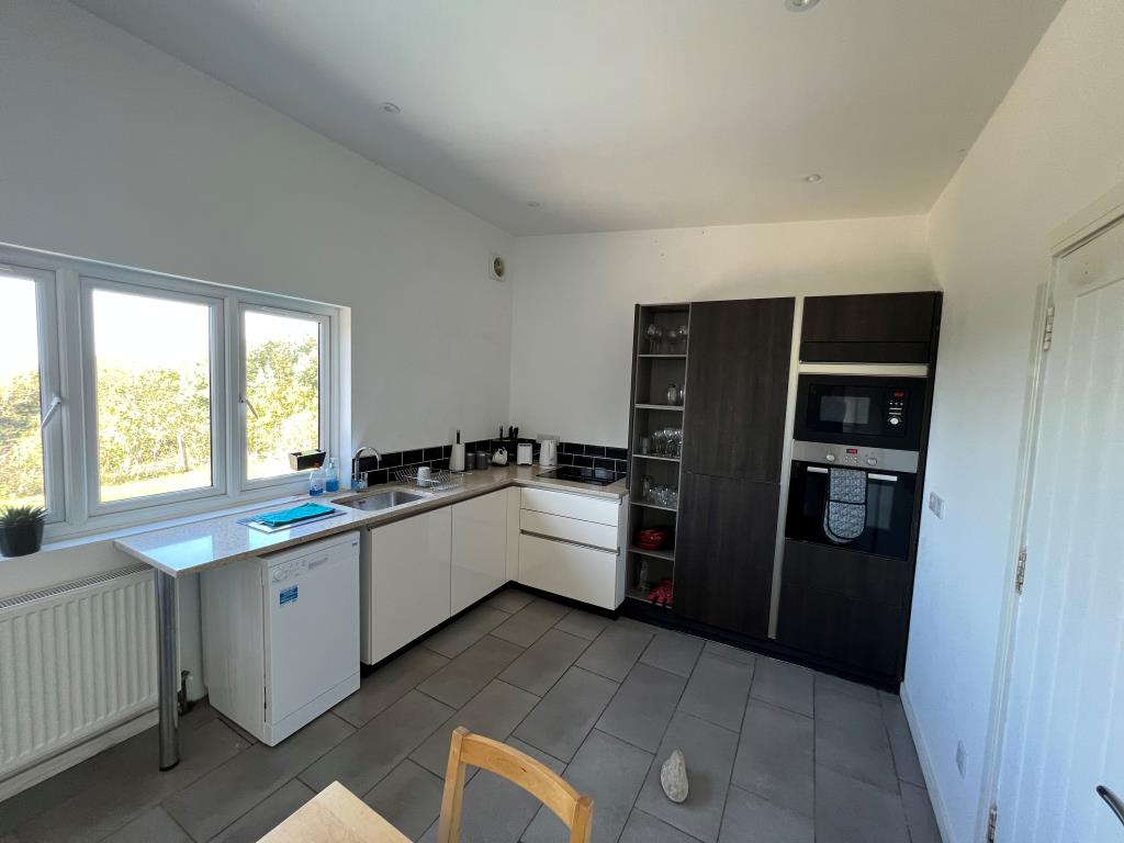 Lot: 14 - HOLIDAY BUNGALOW WITH VIEWS -
